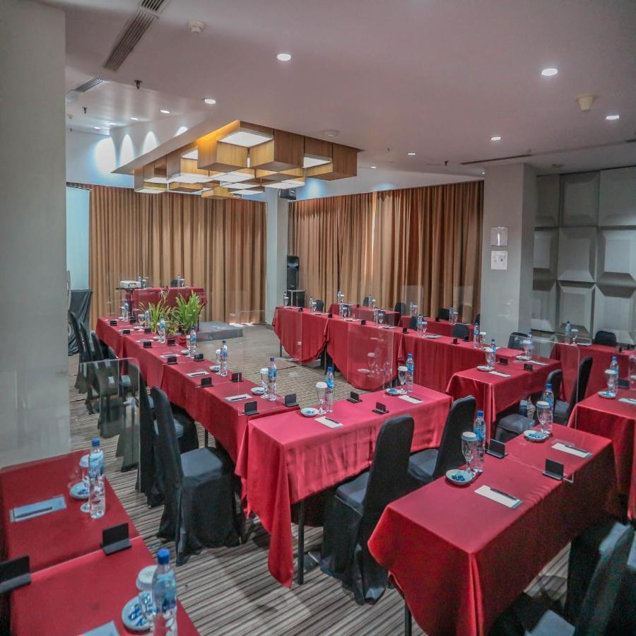 Howard Johnson By Wyndham Pekalongan Exterior foto