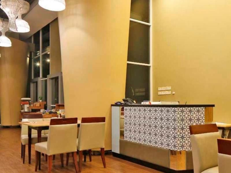 Howard Johnson By Wyndham Pekalongan Exterior foto